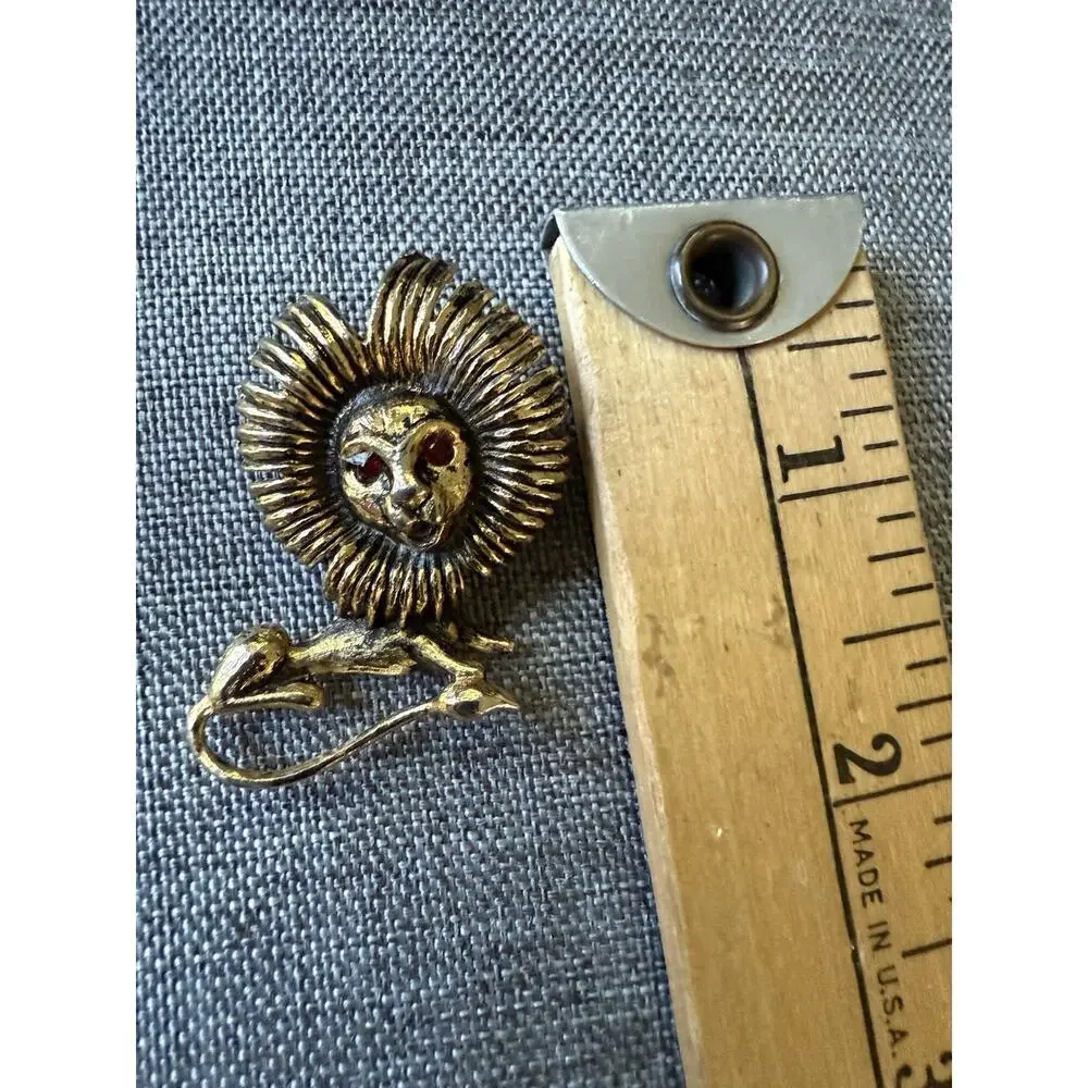 Lion Brooch Gold Tone Red Rhinestone Eyes Figural Animal Vintage Pin Art To Wear